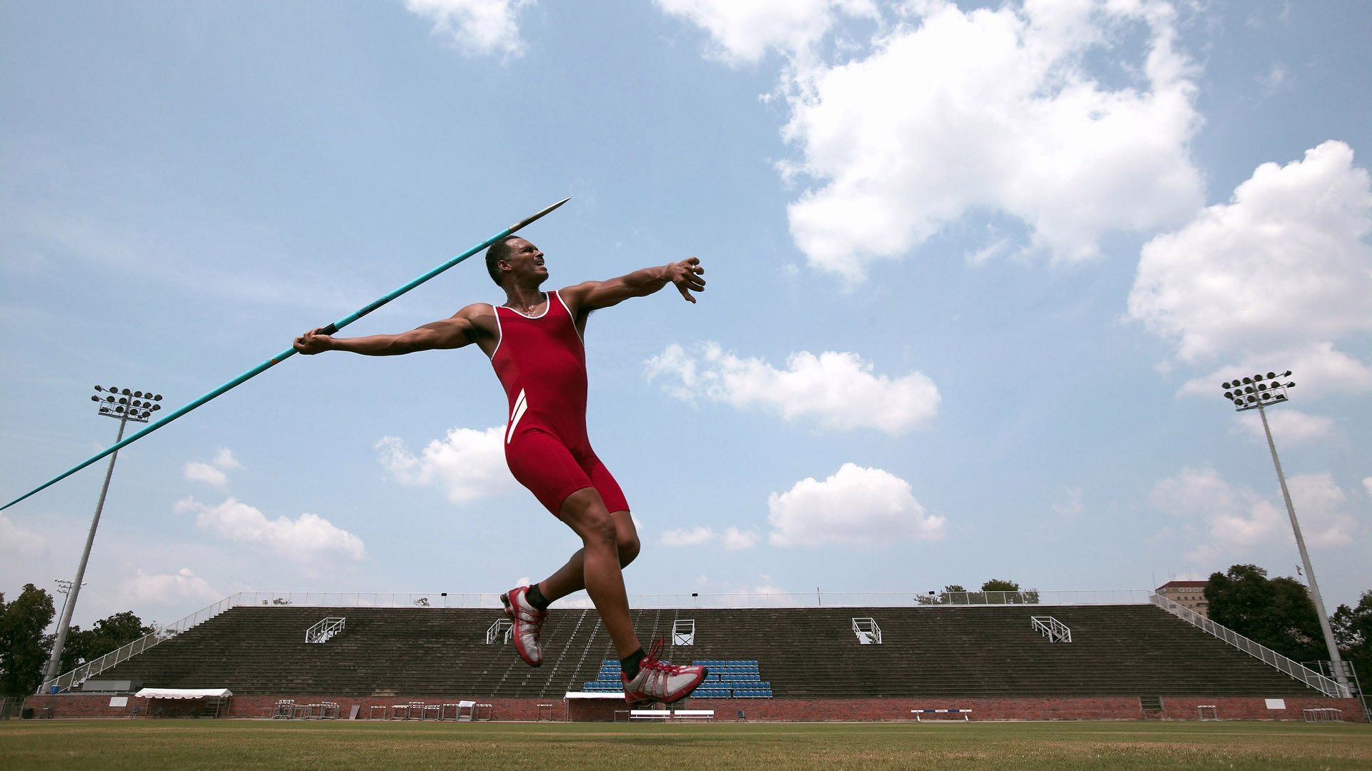 凯蒂·莱德基赛场风采尽显冠军风范，凯蒂莱德基训练方案