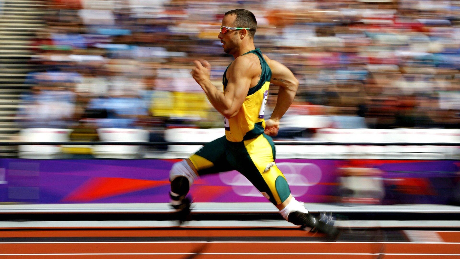 勇士前锋与球迷合影耐心十足获称赞，勇士的前锋